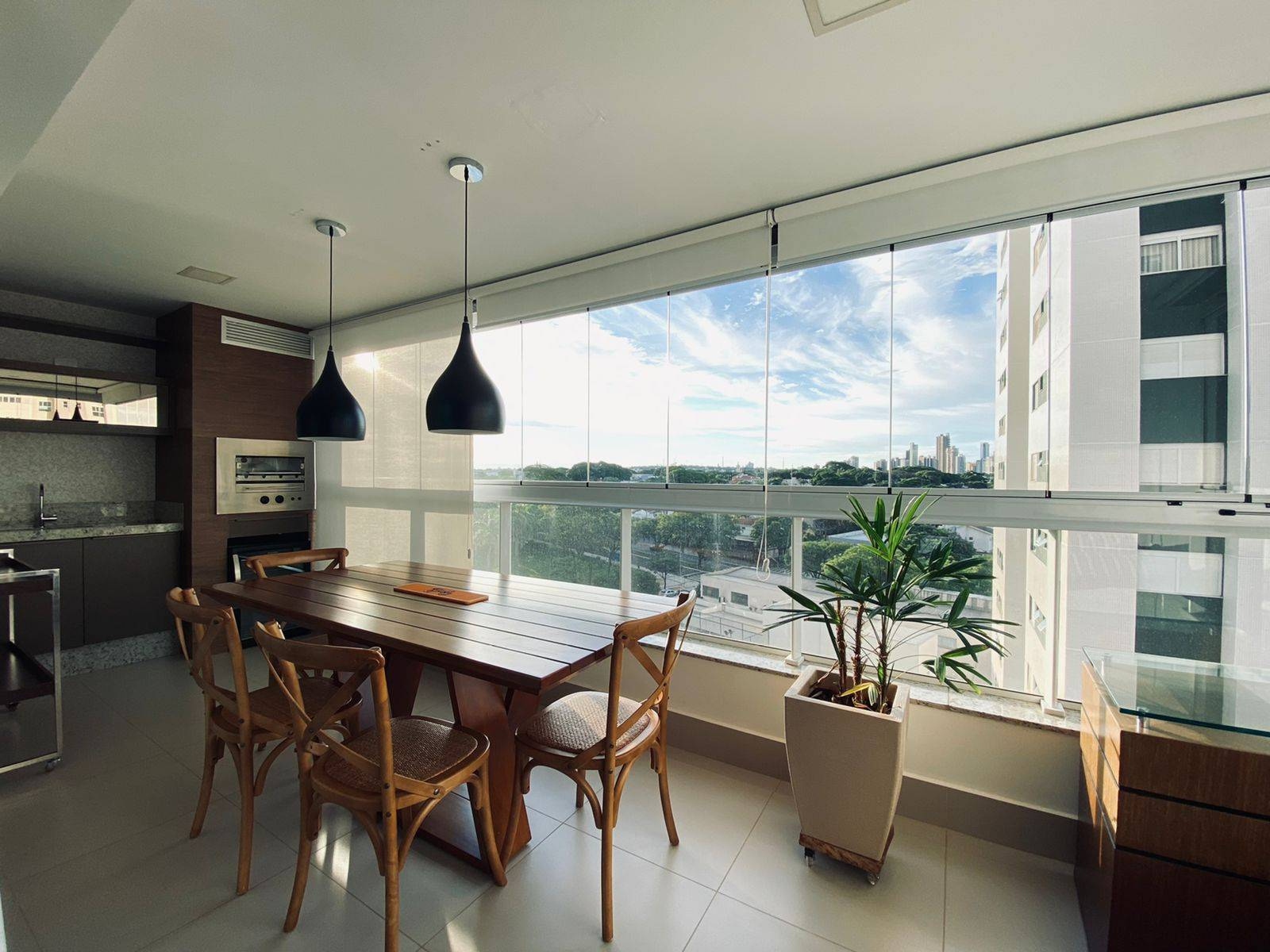 Apartamento para Alugar em Maringá: Guia Completo por Zona 2026 5 apartamento para alugar em maringá — sala de estar de apartamento mid mobiliado