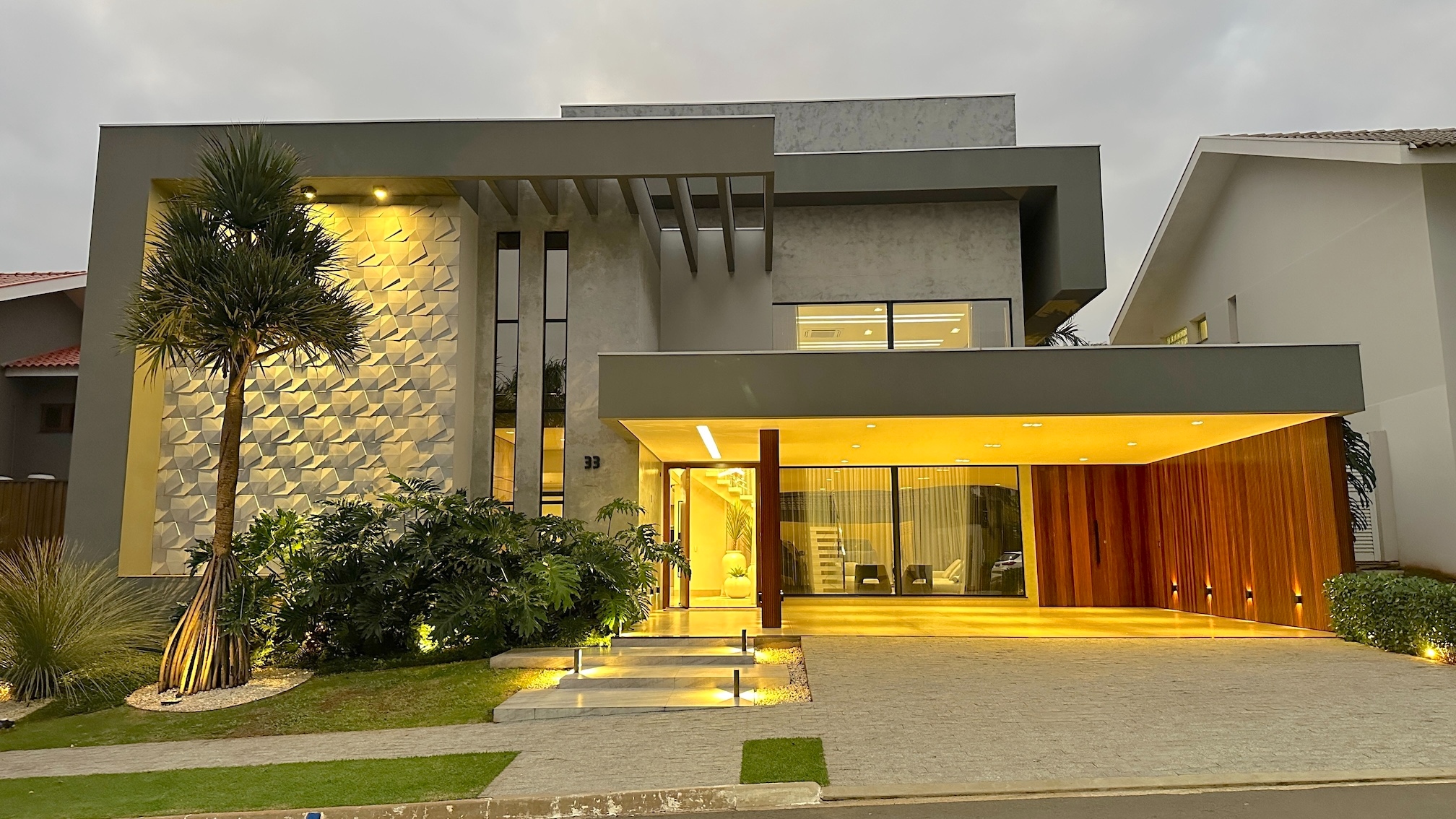 Casa à Venda em Maringá: Guia por Bairro, Padrão e Perfil 5 casa à venda em maringá — residência de padrão mid-alto com jardim e garagem em bairro consolidado