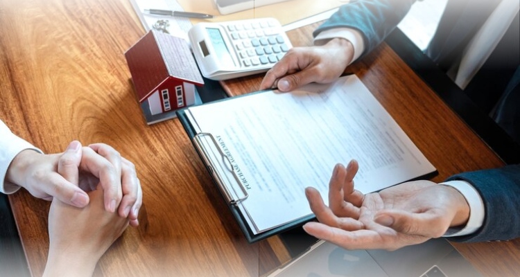 Yield de Imóveis em Maringá: Como Calcular e Qual Zona Rende Mais 5 Negociação de contrato imobiliário em andamento.
