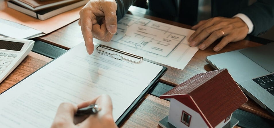 Financiamento Imobiliário em Maringá: Caixa, FGTS e o Que Você Precisa Saber 5 Assinatura de contrato imobiliário