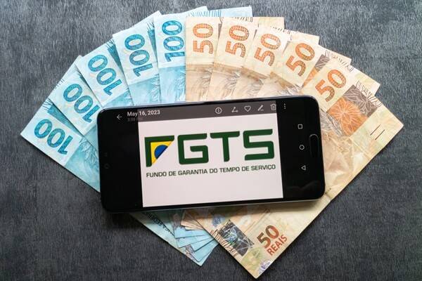 Financiamento Imobiliário em Maringá: Caixa, FGTS e o Que Você Precisa Saber 4 financiamento imobiliário maringá — documentos de financiamento e chaves de apartamento sobre mesa
