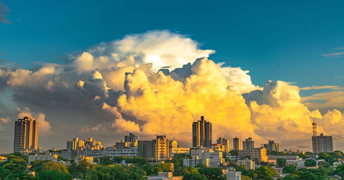 Jardim Alvorada Maringá: Por Que é o Bairro Mais Buscado da Cidade 5 Céu azul com nuvens douradas.