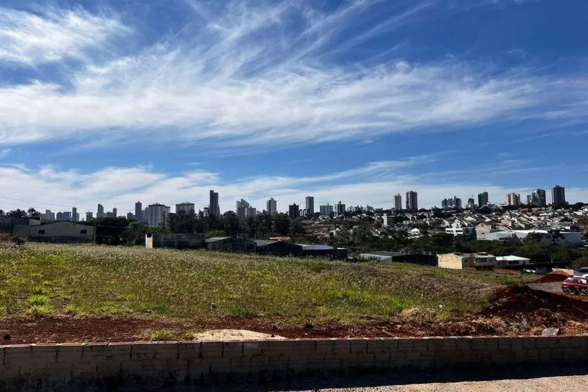 Terreno à Venda em Maringá: Onde Comprar e Como Analisar 5 terreno à venda maringá — lote em bairro consolidado com rua asfaltada e infraestrutura completa