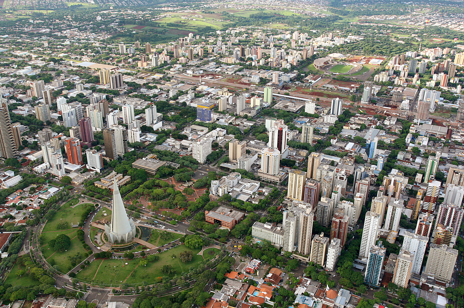 Imóvel para Investimento em Maringá: Kitnet ou Apartamento? 5 Vista aérea de Maringá, Paraná.