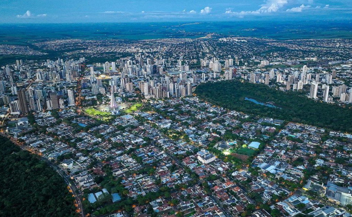Zona 3 Maringá: O Que Torna o Bairro Premium da Cidade 5 Vista aérea de cidade iluminada.