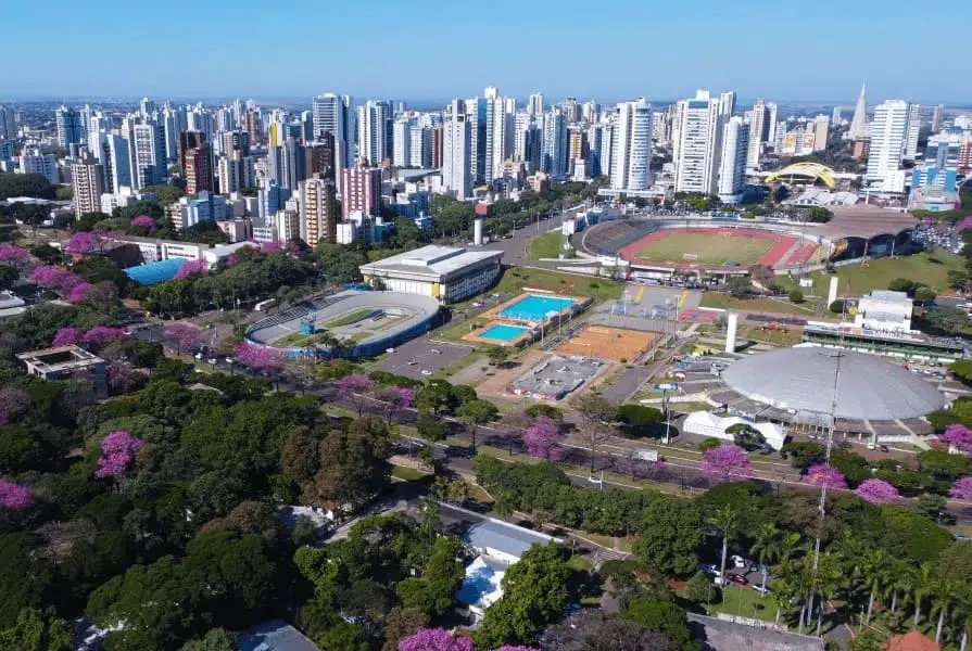 Zona 7 Maringá: Guia Completo do Bairro Universitário 5 Vista aérea de cidade moderna.